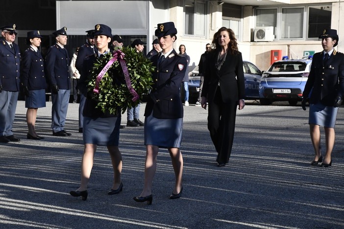 La dirigente di polizia Angela Cannavale durante la cerimonia d'insediamento (cliccare l'immagine per avviare la mini gallery)