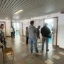 Elettori in fila ai seggi della scuola St-Roch di Aosta