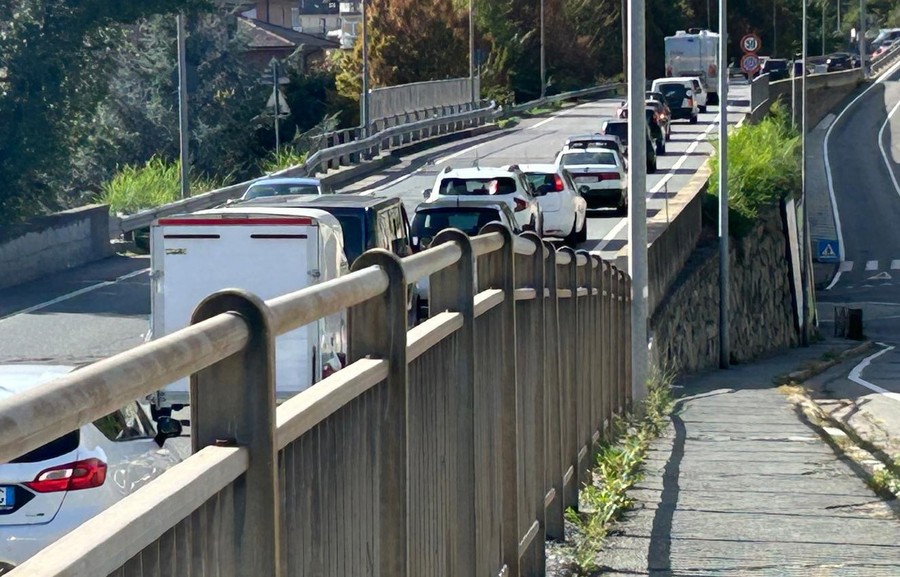 'Le code non finiscono ad Aosta; in certe ore uscire dalla città è un'odissea' 'Le code non finiscono ad Aosta; in certe ore uscire dalla città è un'odissea'