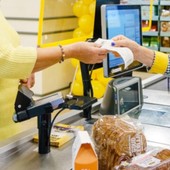 'Anziani in difficoltà alle casse del supermercato, una prassi da rivedere'