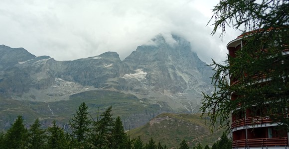 Cervino, le Guide non salgono ma l’elicottero continua a soccorrere alpinisti Cervino, le Guide non salgono ma l’elicottero continua a soccorrere alpinisti