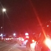 Scontro tra auto sulla statale 26 a Quart, diversi feriti e traffico bloccato