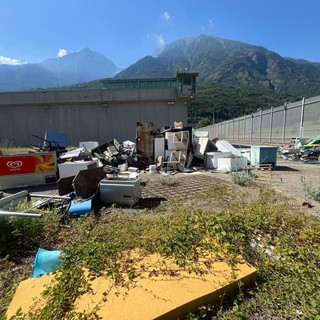 Detenuto si arrampica su muro per protesta; annullato sopralluogo della senatrice Pirro al carcere di Brissogne