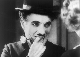 Celebrando Charles Chaplin; il genio del cinema nell'anniversario della nascita