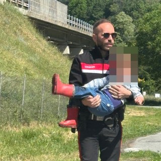 Il vicebrigadiere Gianluca Cottonaro con in braccio il piccolo