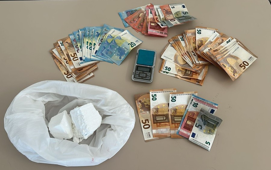 Lo stupefacente e il denaro sequestrati alla 26enne Lo stupefacente e il denaro sequestrati alla 26enne