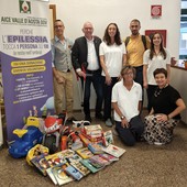 In alto da sn Manuele Amateis, Presidente Aice VdA; Renzo Testolin, Presidente della Giunta; Eleonora Azais, terapista neuro psicomotricità; Jacopo Luboz, direttore Distretto 1 Ausl e Arianna Vallet, logopedista; in basso da sn Rosa Bonanno, fisioterapista pediatrica e Katia Menin, incarico di funzione organizzativa In alto da sn Manuele Amateis, Presidente Aice VdA; Renzo Testolin, Presidente della Giunta; Eleonora Azais, terapista neuro psicomotricità; Jacopo Luboz, direttore Distretto 1 Ausl e Arianna Vallet, logopedista; in basso da sn Rosa Bonanno, fisioterapista pediatrica e Katia Menin, incarico di funzione organizzativa