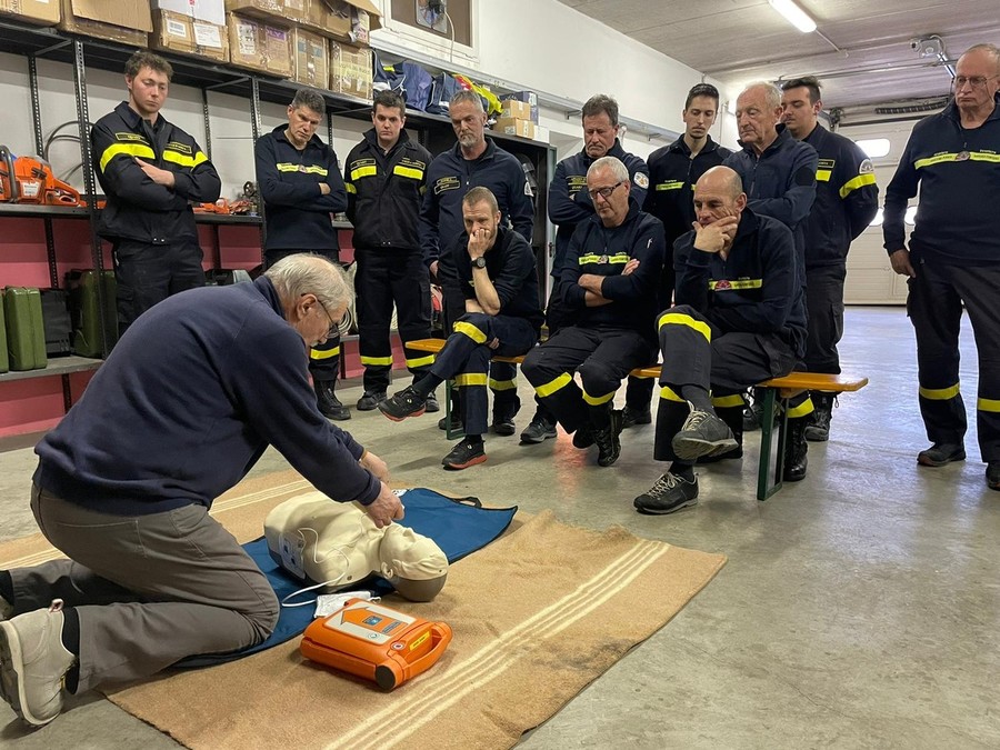 Nuovo defibrillatore per il distaccamento dei Vigili del fuoco volontari di Quart