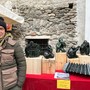 Donato Savin con alcune sue recenti opere alla Foire di Donnas di domenica scorsa