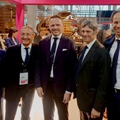 Da sn il presidente di Confcommercio VdA, Graziano Dominidiato; il membro del Consiglio Direttivo EPAM-Fipe Milano, Rodolfo Citterio; il Ministro Francesco Lollobrigida; il presidente di Agenzia Ice, Matteo Zoppas e il direttore generale di Fipe, Roberto Calugi
