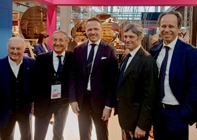 Da sn il presidente di Confcommercio VdA, Graziano Dominidiato; il membro del Consiglio Direttivo EPAM-Fipe Milano, Rodolfo Citterio; il Ministro Francesco Lollobrigida; il presidente di Agenzia Ice, Matteo Zoppas e il direttore generale di Fipe, Roberto Calugi