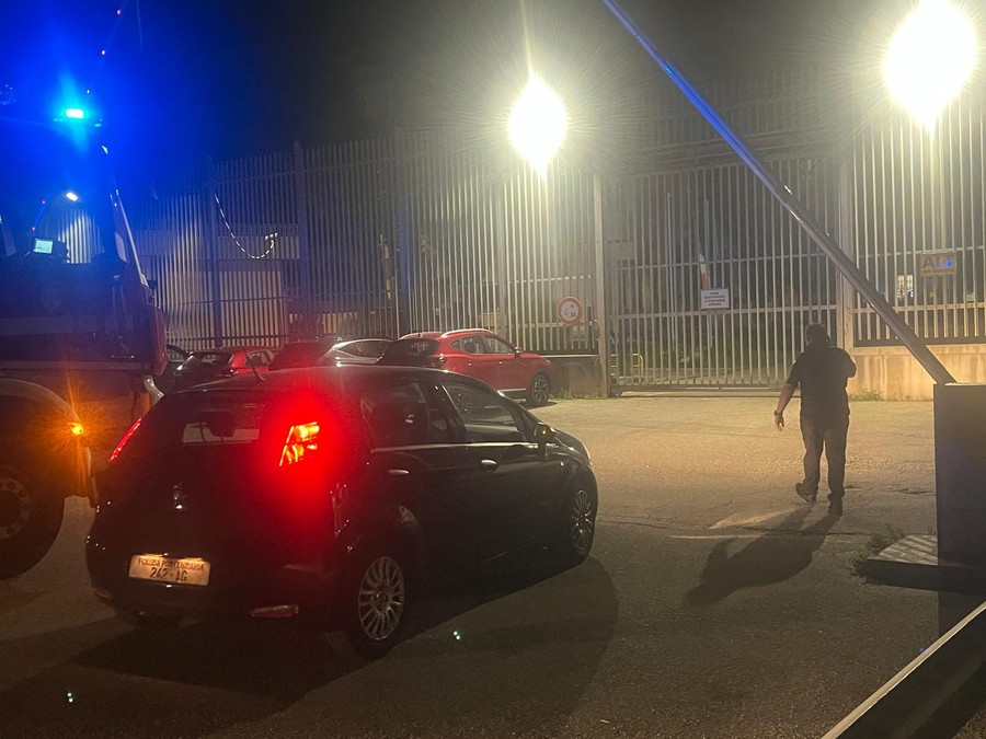 L'auto di servizio della direttrice arriva al carcere di Brissogne la notte tra il 16 e il 17 maggio