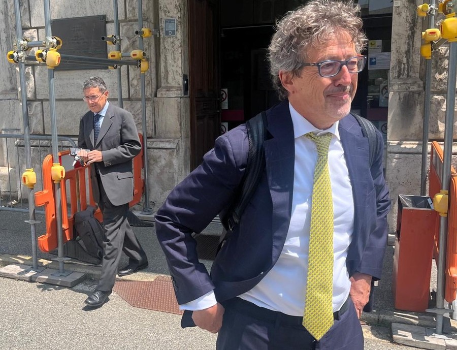 Luca Dovigo (sullo sfondo a sn) e l'avvocato Corrado Bellora escono da Palazzo di Giustizia dopo la lettura della sentenza