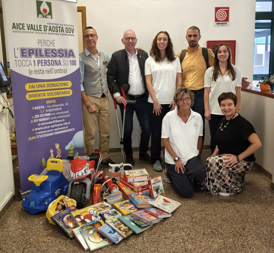 In alto da sn Manuele Amateis, Presidente Aice VdA; Renzo Testolin, Presidente della Giunta; Eleonora Azais, terapista neuro psicomotricità; Jacopo Luboz, direttore Distretto 1 Ausl e Arianna Vallet, logopedista; in basso da sn Rosa Bonanno, fisioterapista pediatrica e Katia Menin, incarico di funzione organizzativa In alto da sn Manuele Amateis, Presidente Aice VdA; Renzo Testolin, Presidente della Giunta; Eleonora Azais, terapista neuro psicomotricità; Jacopo Luboz, direttore Distretto 1 Ausl e Arianna Vallet, logopedista; in basso da sn Rosa Bonanno, fisioterapista pediatrica e Katia Menin, incarico di funzione organizzativa