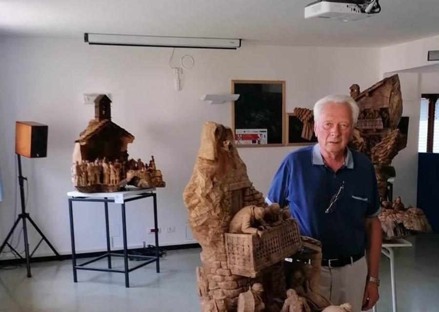 Guido Diemoz con alcune sue opere