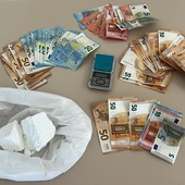 Lo stupefacente e il denaro sequestrati alla 26enne