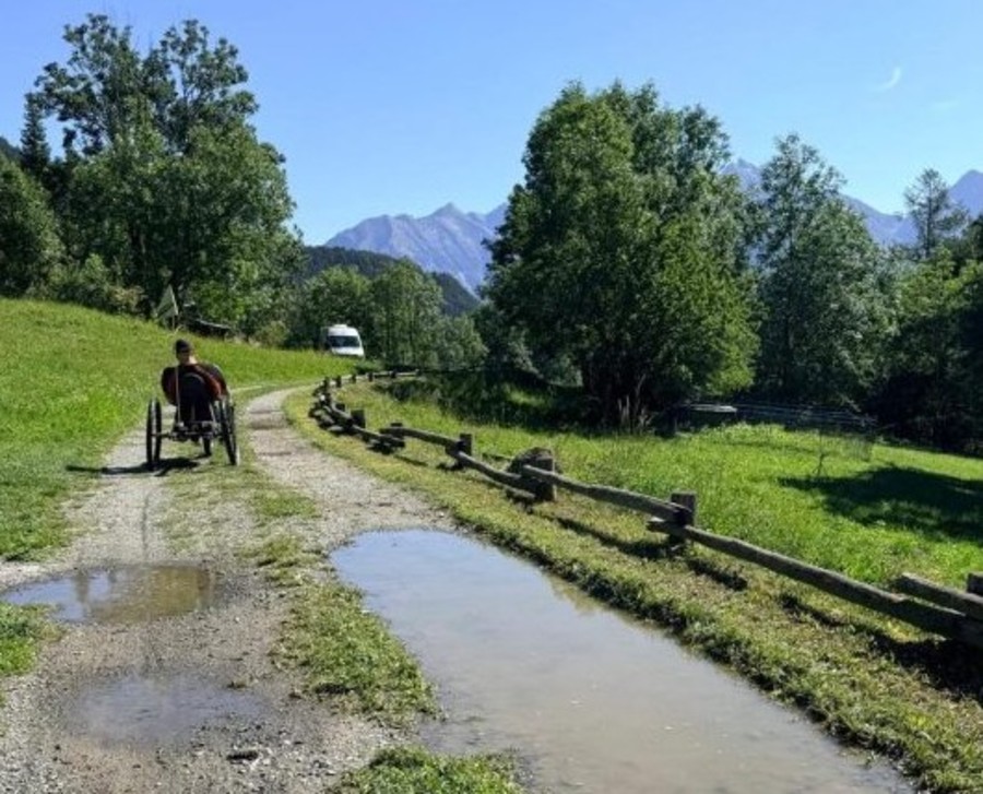 Champdepraz, il sentiero per disabili resta quasi impraticabile; Disval e Avp sollecitano ripristino urgente Champdepraz, il sentiero per disabili resta quasi impraticabile; Disval e Avp sollecitano ripristino urgente