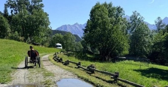 Champdepraz, il sentiero per disabili resta quasi impraticabile; Disval e Avp sollecitano ripristino urgente