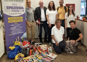 In alto da sn Manuele Amateis, Presidente Aice VdA; Renzo Testolin, Presidente della Giunta; Eleonora Azais, terapista neuro psicomotricità; Jacopo Luboz, direttore Distretto 1 Ausl e Arianna Vallet, logopedista; in basso da sn Rosa Bonanno, fisioterapista pediatrica e Katia Menin, incarico di funzione organizzativa