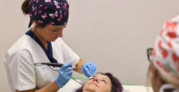 L'infermiera Romina De Gattis utilizza il dermopigmentatore per tatuare le sopracciglia L'infermiera Romina De Gattis utilizza il dermopigmentatore per tatuare le sopracciglia