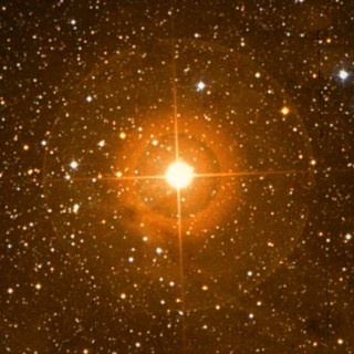 Mu Cephei (conosciuta anche come Erakis o la Stella Granata di Herschel) è una supergigante rossa nella costellazione di Cefeo. Credit: Digitized Sky Survey 2, Association of Universities for Research in Astronomy