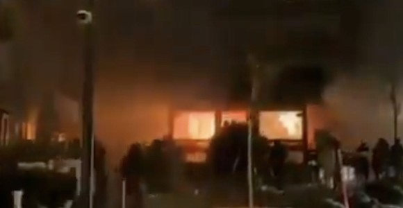 Esplosione e incendio in un bar su una pista da sci a Crans-Montana: decine di morti e feriti, soccorso valdostano sul posto