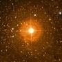 Mu Cephei (conosciuta anche come Erakis o la Stella Granata di Herschel) è una supergigante rossa nella costellazione di Cefeo. Credit: Digitized Sky Survey 2, Association of Universities for Research in Astronomy