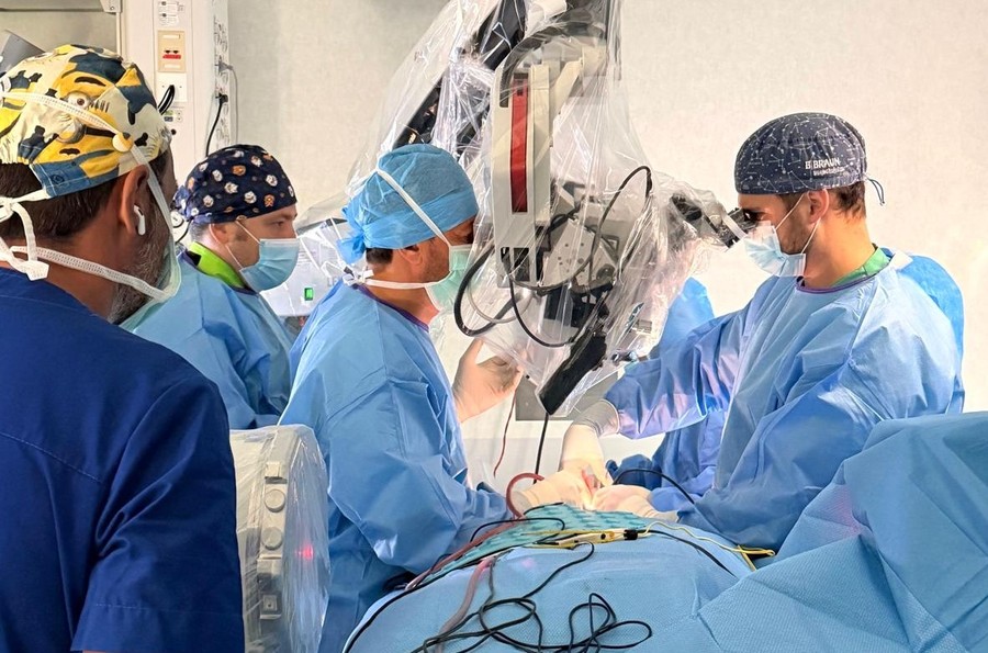 L'équipe di Neurochirurgia durante l'intervento L'équipe di Neurochirurgia durante l'intervento
