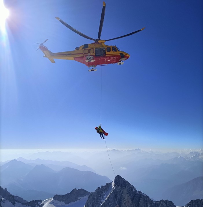 Monte Bianco, in salvo alpinista rimasto incastrato sotto un masso