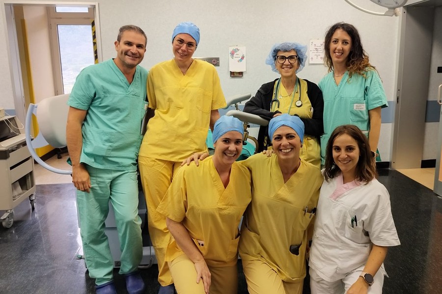 Equipe in sala parto al Beauregard; da sn in alto Claudio Robba (ginecologo), Eleonora De Meo e Alice Gottardi (nurse di sala), Nicole Brunod (ginecologa), Serena Cerioli e Enrica Delfino (anestesiste), Anna Lucia Casaletti (ostetrica) Equipe in sala parto al Beauregard; da sn in alto Claudio Robba (ginecologo), Eleonora De Meo e Alice Gottardi (nurse di sala), Nicole Brunod (ginecologa), Serena Cerioli e Enrica Delfino (anestesiste), Anna Lucia Casaletti (ostetrica)