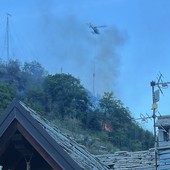 Incendio boschivo sopra Sarre, sul posto autobotti ed elicottero