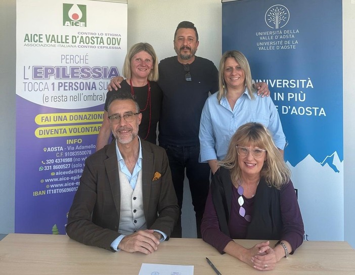 Nella foto di gruppo, da sn per AICE VdA ODV il Presidente Manuele Amateis, la simpatizzante Arabella Pezza, il volontario Erik Evolandro; per UNIVdA la docente di Didattica e Pedagogia speciale Nicole Bianquin e la Rettrice Manuela Ceretta Nella foto di gruppo, da sn per AICE VdA ODV il Presidente Manuele Amateis, la simpatizzante Arabella Pezza, il volontario Erik Evolandro; per UNIVdA la docente di Didattica e Pedagogia speciale Nicole Bianquin e la Rettrice Manuela Ceretta