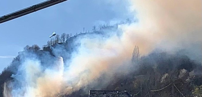 L'elicottero in azione sull'incendio (cliccare sull'immagine per avviare la gallery)