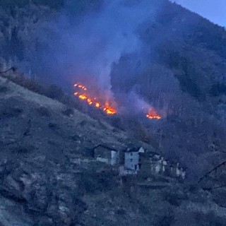 Quart, incendio nel bosco di Effraz