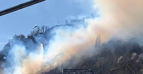 L'elicottero in azione sull'incendio (cliccare sull'immagine per avviare la gallery)