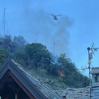 Incendio boschivo sopra Sarre, sul posto autobotti ed elicottero