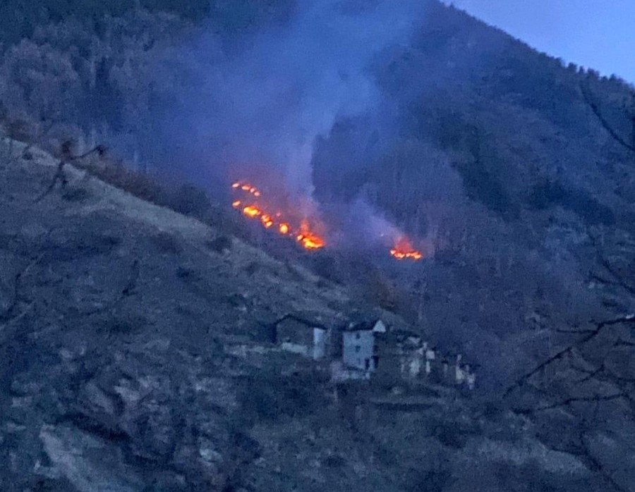 Quart, incendio nel bosco di Effraz Quart, incendio nel bosco di Effraz
