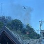 Incendio boschivo sopra Sarre, sul posto autobotti ed elicottero Incendio boschivo sopra Sarre, sul posto autobotti ed elicottero