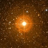 Mu Cephei (conosciuta anche come Erakis o la Stella Granata di Herschel) è una supergigante rossa nella costellazione di Cefeo. Credit: Digitized Sky Survey 2, Association of Universities for Research in Astronomy Mu Cephei (conosciuta anche come Erakis o la Stella Granata di Herschel) è una supergigante rossa nella costellazione di Cefeo. Credit: Digitized Sky Survey 2, Association of Universities for Research in Astronomy