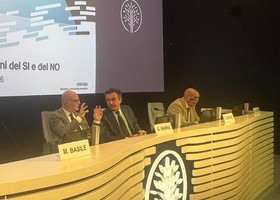 Al centro Giuseppe Marra ed Enrico Grosso al tavolo del dibattito