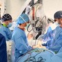 L'équipe di Neurochirurgia durante l'intervento L'équipe di Neurochirurgia durante l'intervento