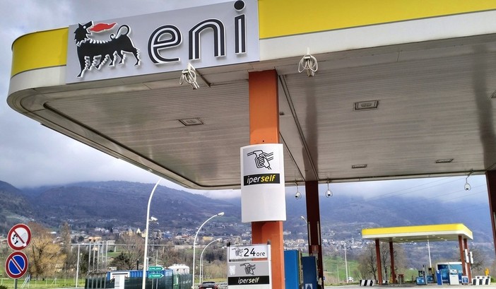Carburanti, coda all’Agip di corso Ivrea; ad Aosta parte la corsa al pieno con il tetto ai prezzi Eni Carburanti, coda all’Agip di corso Ivrea; ad Aosta parte la corsa al pieno con il tetto ai prezzi Eni