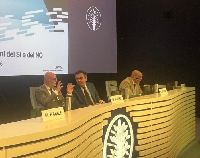 Al centro Giuseppe Marra ed Enrico Grosso al tavolo del dibattito