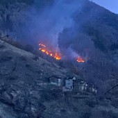 Quart, incendio nel bosco di Effraz Quart, incendio nel bosco di Effraz