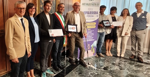 Da sn l'assessore regionale ai Trasporti, Luigi Bertschy; l'assessora al Turismo di Doues, Corinne Cuaz; il vicesindaco di Doues, Daniel Diemoz; il sindaco di Doues, Giorgio Abram; il Presidente della Regione, Renzo Testolin; i genitori della minore di Doues, la Coordinatrice dell’istituzione scolastica Grand Combin, Simona d’Agostino, il Presidente di Aice Valle d’Aosta ODV, Manuele Amateis Da sn l'assessore regionale ai Trasporti, Luigi Bertschy; l'assessora al Turismo di Doues, Corinne Cuaz; il vicesindaco di Doues, Daniel Diemoz; il sindaco di Doues, Giorgio Abram; il Presidente della Regione, Renzo Testolin; i genitori della minore di Doues, la Coordinatrice dell’istituzione scolastica Grand Combin, Simona d’Agostino, il Presidente di Aice Valle d’Aosta ODV, Manuele Amateis