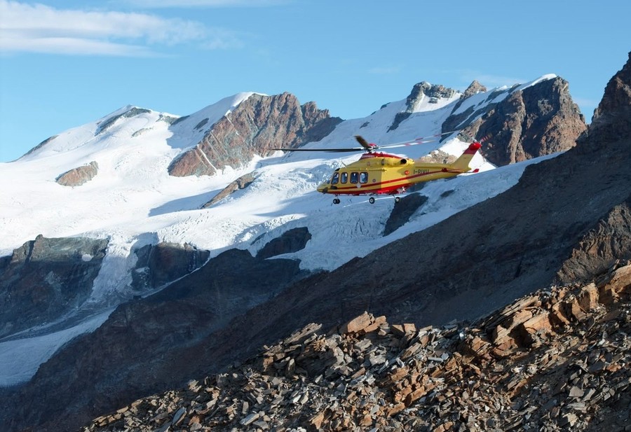 Cade nella zona del rifugio Sella sul Monte Rosa, alpinista in ospedale
