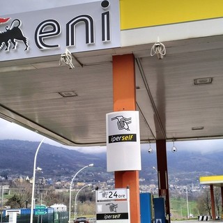 Carburanti, coda all’Agip di corso Ivrea; ad Aosta parte la corsa al pieno con il tetto ai prezzi Eni