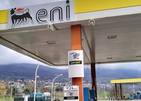 Carburanti, coda all’Agip di corso Ivrea; ad Aosta parte la corsa al pieno con il tetto ai prezzi Eni Carburanti, coda all’Agip di corso Ivrea; ad Aosta parte la corsa al pieno con il tetto ai prezzi Eni