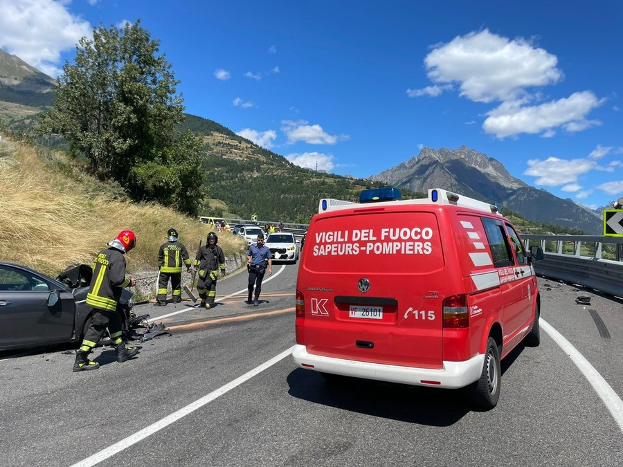Scontro frontale tra due auto ad Allein, feriti due turisti svizzeri