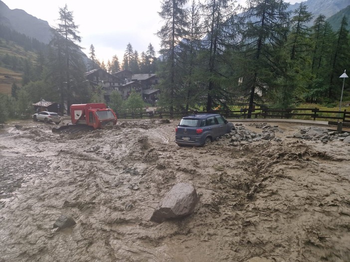 Rhemes-Notre-Dame, colata di detriti blocca la strada a Thumel; evacuate una trentina di persone Rhemes-Notre-Dame, colata di detriti blocca la strada a Thumel; evacuate una trentina di persone